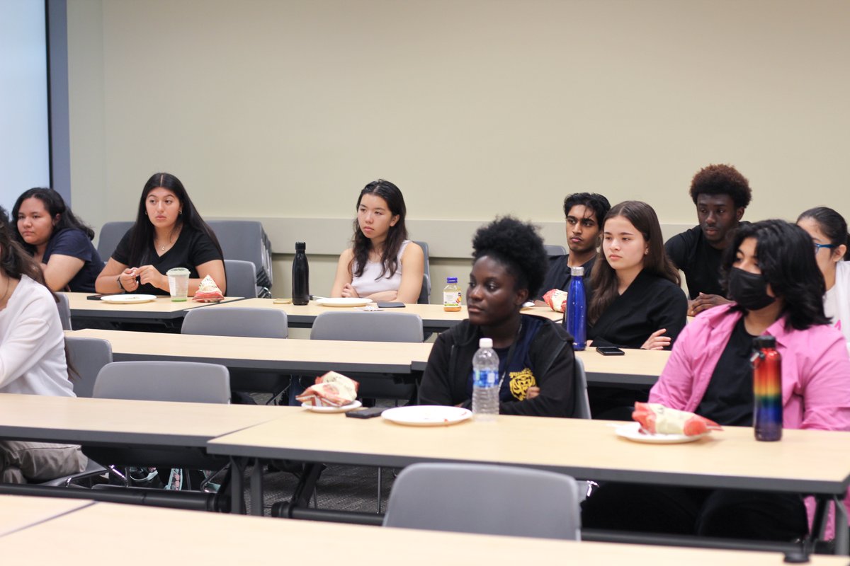 Northwestern Kidney (@nu_nephrology) on Twitter photo Last Friday, trainees from @DGPNorthwestern and <a href="/Chicago_KUH/">Chicago KUH FORWARD</a> came together to share their stories and paths in STEMM with our #SciHigh scholars during our Trainee Panel Discussion.
We are grateful for their time and willingness to support the next generation of scientists.🚀🔬 Last Friday, trainees from @DGPNorthwestern and <a href="/Chicago_KUH/">Chicago KUH FORWARD</a> came together to share their stories and paths in STEMM with our #SciHigh scholars during our Trainee Panel Discussion.
We are grateful for their time and willingness to support the next generation of scientists.🚀🔬