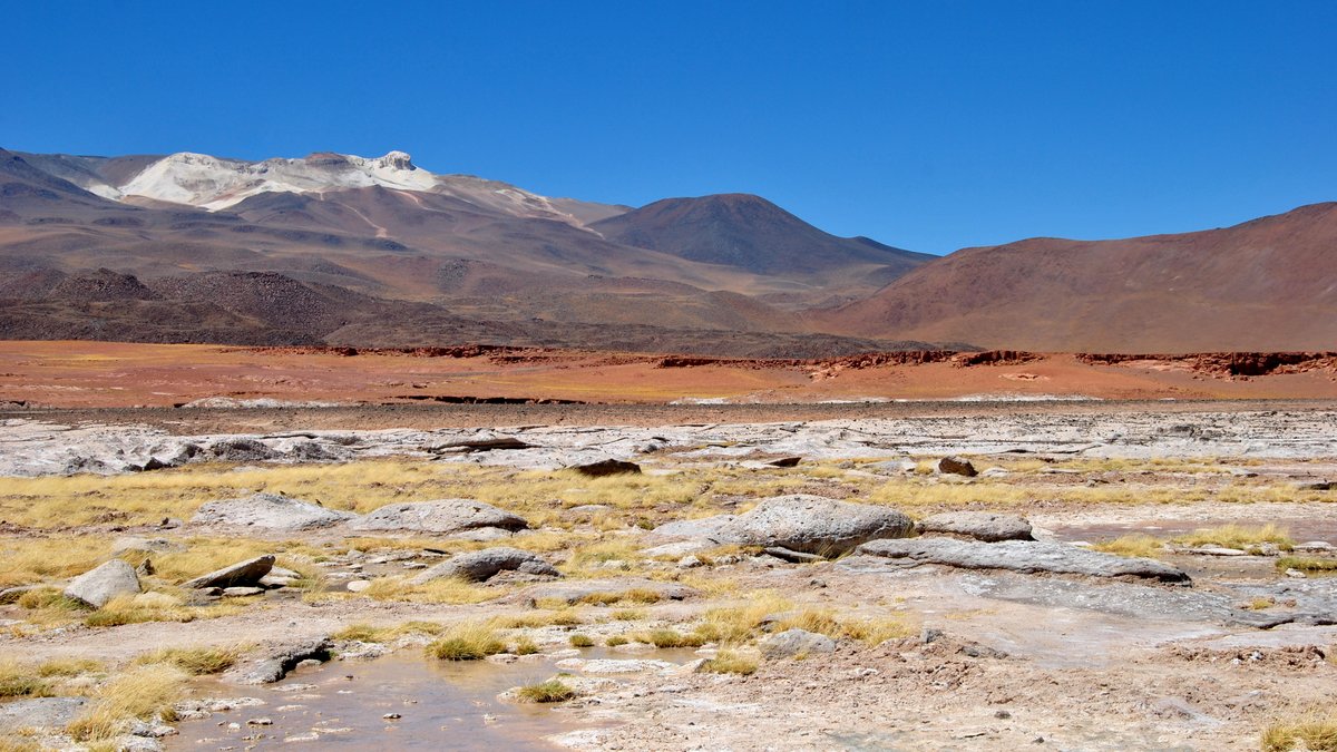 univgroningen's tweet photo. Fascinating research by Raul Cordero, affiliated with @CampusFryslan, in @washingtonpost: he and colleagues found Earth’s sunniest spot, where it’s like standing on Venus 🌡️☀️ 
https://t.co/1OBsDUuUi8 https://t.co/XXPFmxghMK