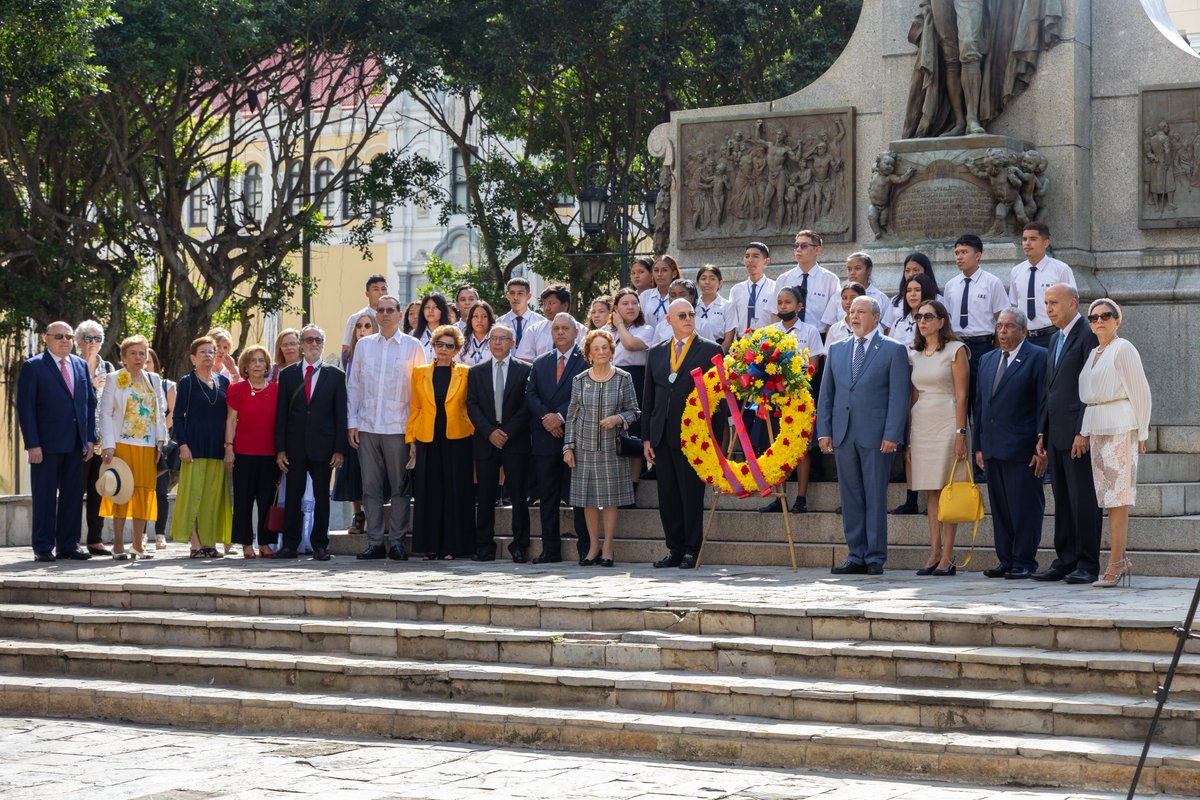 BRepublicanagob's tweet photo. Acompañamos a la Sociedad Bolivariana de Panamá, en la conmemoración de los 240 años del natalicio del Libertador de América, Simón Bolívar, con la colocación de una ofrenda floral en la estatua del Libertador en la Plaza Bolívar del Casco Antiguo. https://t.co/lbfSMabkyK