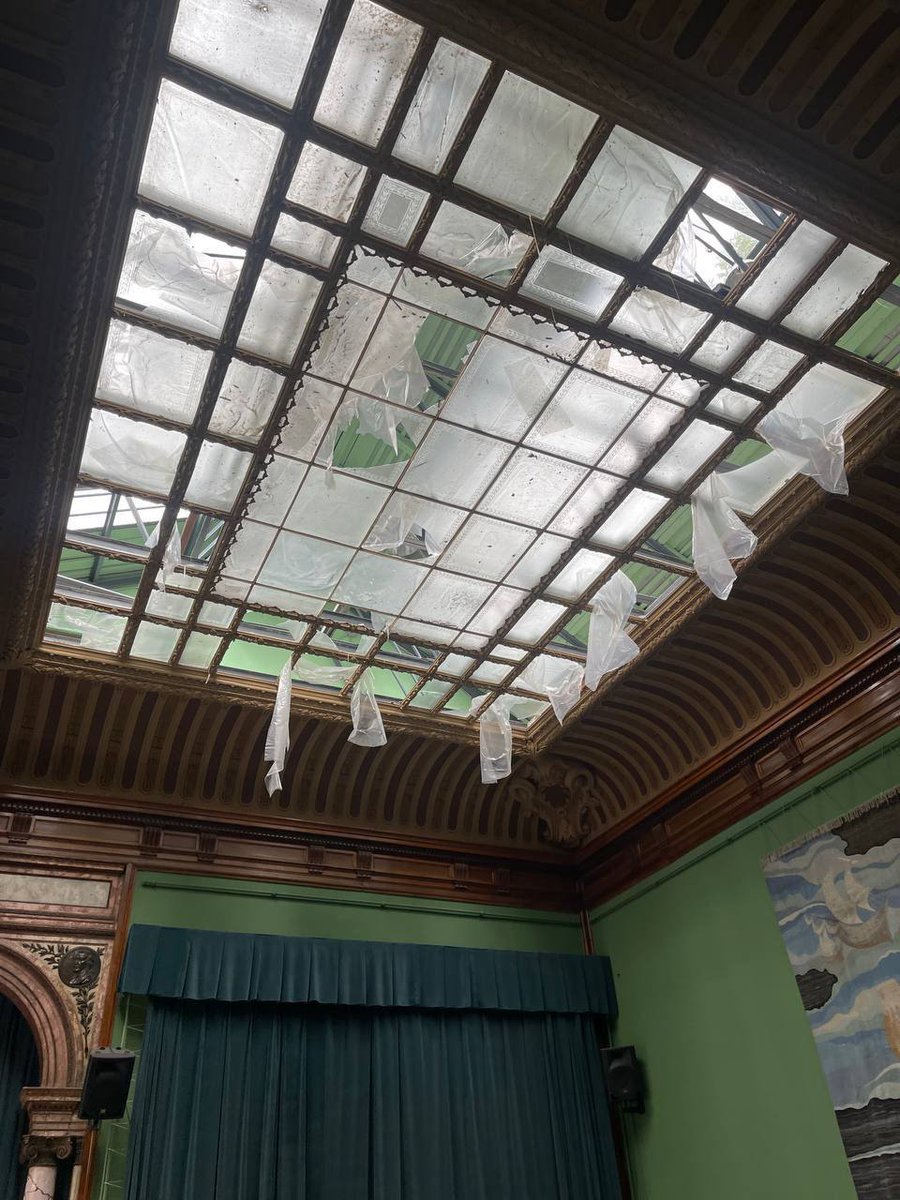 puntointernoua's tweet photo. Ecco come appaiono gli edifici storici "Casa degli scienziati" a Odesa, dopo l'attacco russo. 

In totale 25 monumenti architettonici nel centro storico della città, patrimonio dell'UNESCO, sono stati danneggiati a seguito dell'attacco missilistico notturno. https://t.co/XWaNg0ZaC1