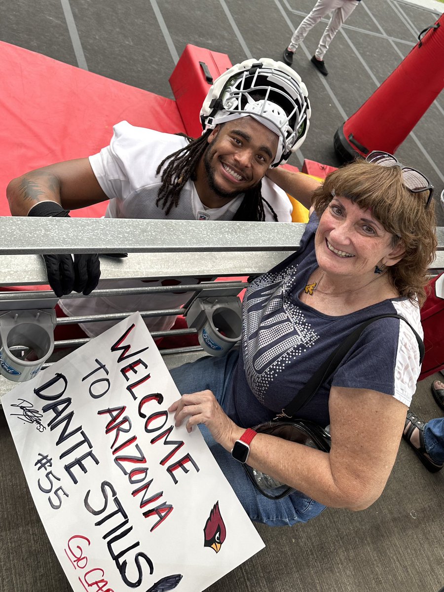 Penny1cent63's tweet photo. A big thanks to new #AZCardinals rookie Dante Stills #Dstills55 who made my day by coming over at Cards Training Camp to sign my poster and pose for pics!! You made me feel like a giddy kid again! I'll be watching you on Friday!! Good Luck! 👍❤️🏈#HailWV 💙💛 #RedSea #Birdgang https://t.co/ndCUAmPfhu