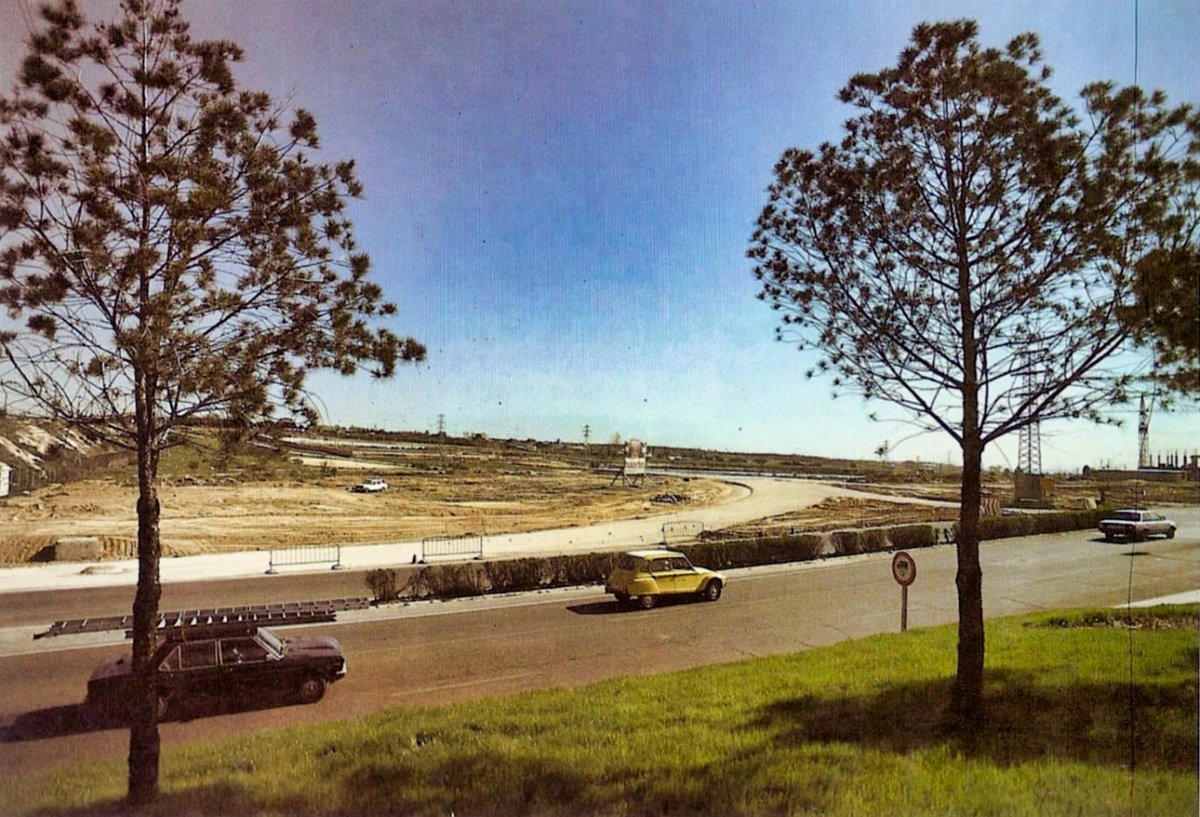 ¡Buenos días! Así era el acceso a Alcorcón por San José de Valderas, lo que se ve al fondo es el actual Polideportivo de la Canaleja en 1980. Pongamos que hablo de #Alcorcón. Soy de alcorcon.net #alcorcon #alcorconhoy #alcorconcity #AlcorcónAntiguo #alcorconantiguo