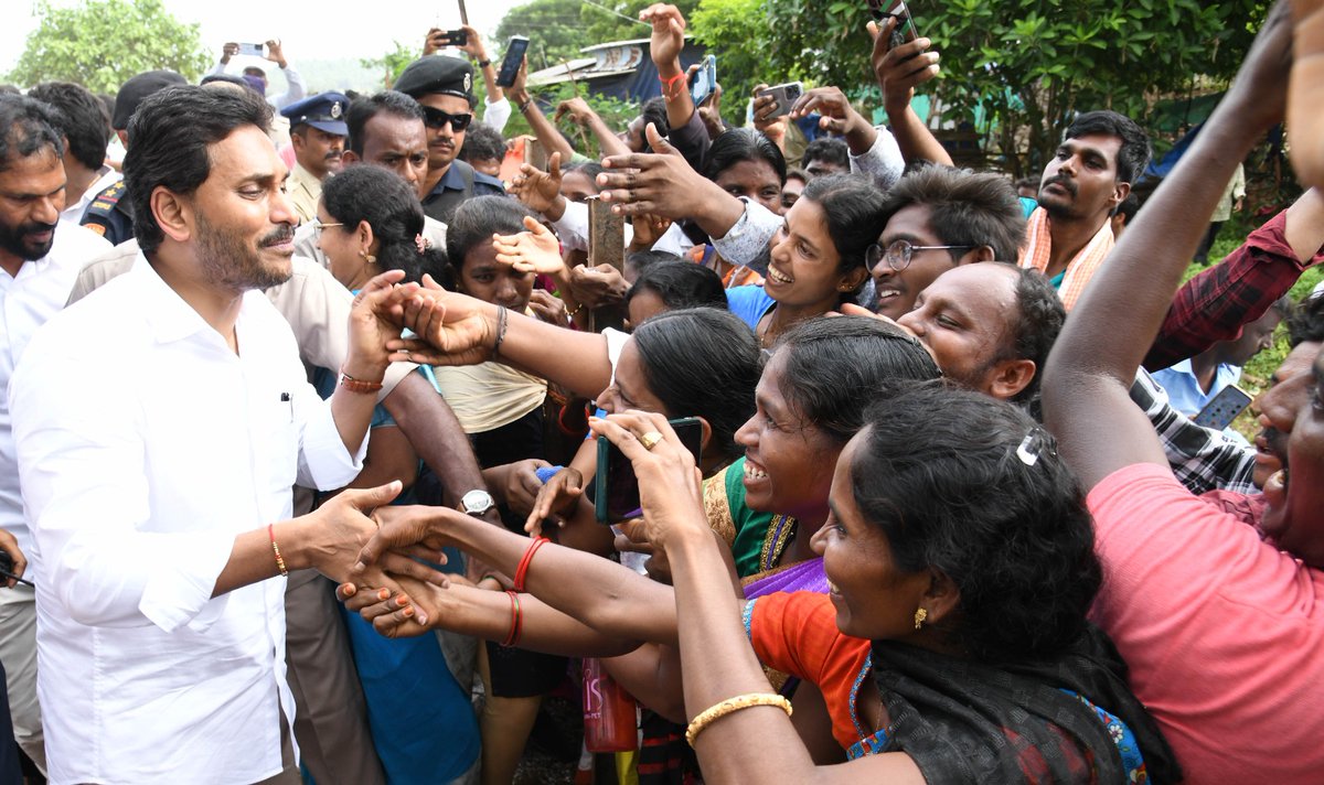 CollectorEluru's tweet image. గోదావరి వరద ప్రభావిత ప్రాంతంలో ప్రజలను పరామర్శించడానికి విచ్చేసిన రాష్ట్ర ముఖ్యమంత్రి వైయస్ జగన్మోహన్ రెడ్డి పర్యటనకు గొమ్ముగూడెం గ్రామస్తుల నుంచి అపూర్వ స్పందన లభించింది.
#gommugudem #Kukkunur #CMJaganmohanreddy #CMVisit #APCMYSJagan
#Eluru  #CollectorEluru #EluruDistrict