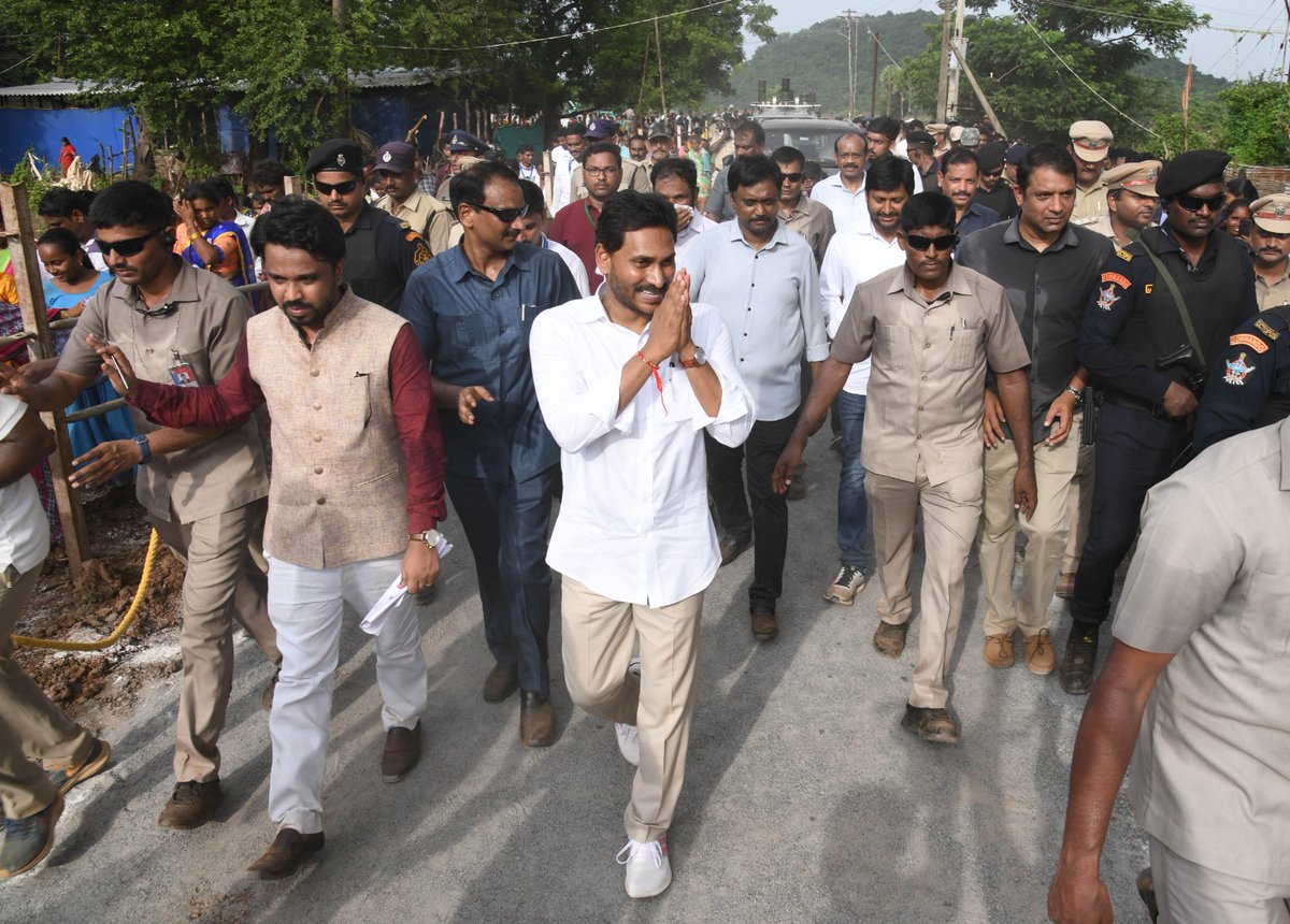 CollectorEluru's tweet image. గోదావరి వరద ప్రభావిత ప్రాంతంలో ప్రజలను పరామర్శించడానికి విచ్చేసిన రాష్ట్ర ముఖ్యమంత్రి వైయస్ జగన్మోహన్ రెడ్డి పర్యటనకు గొమ్ముగూడెం గ్రామస్తుల నుంచి అపూర్వ స్పందన లభించింది.
#gommugudem #Kukkunur #CMJaganmohanreddy #CMVisit #APCMYSJagan
#Eluru  #CollectorEluru #EluruDistrict