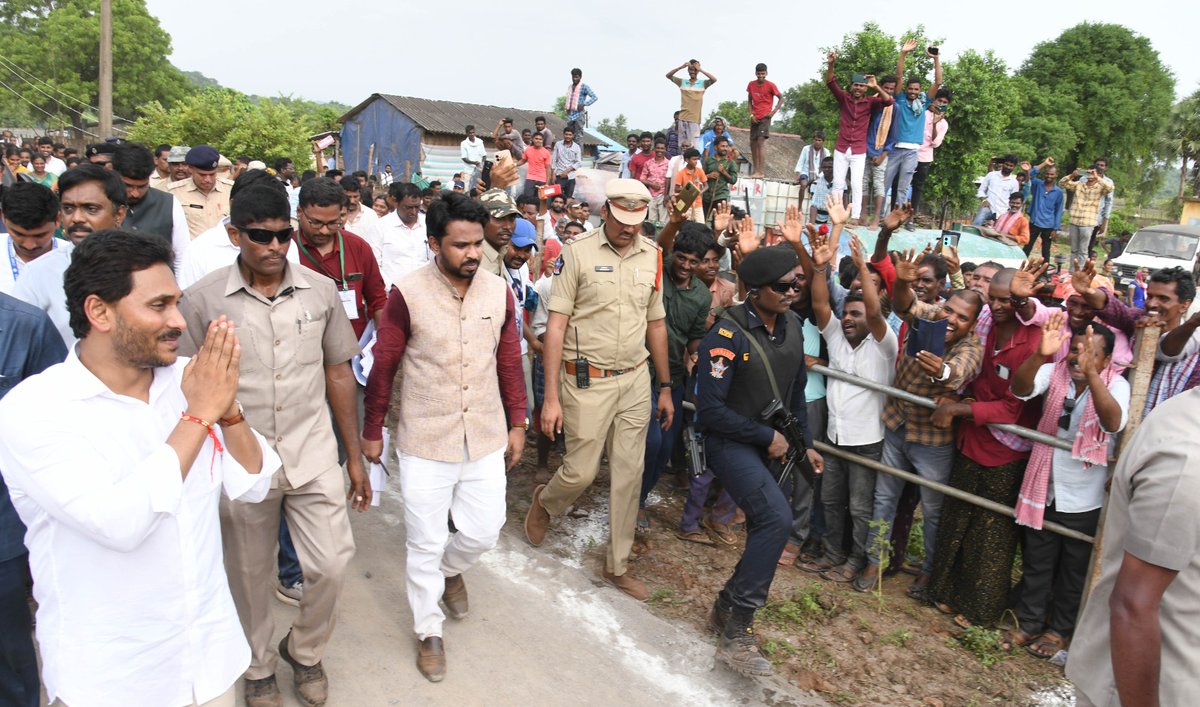 CollectorEluru's tweet image. గోదావరి వరద ప్రభావిత ప్రాంతంలో ప్రజలను పరామర్శించడానికి విచ్చేసిన రాష్ట్ర ముఖ్యమంత్రి వైయస్ జగన్మోహన్ రెడ్డి పర్యటనకు గొమ్ముగూడెం గ్రామస్తుల నుంచి అపూర్వ స్పందన లభించింది.
#gommugudem #Kukkunur #CMJaganmohanreddy #CMVisit #APCMYSJagan
#Eluru  #CollectorEluru #EluruDistrict