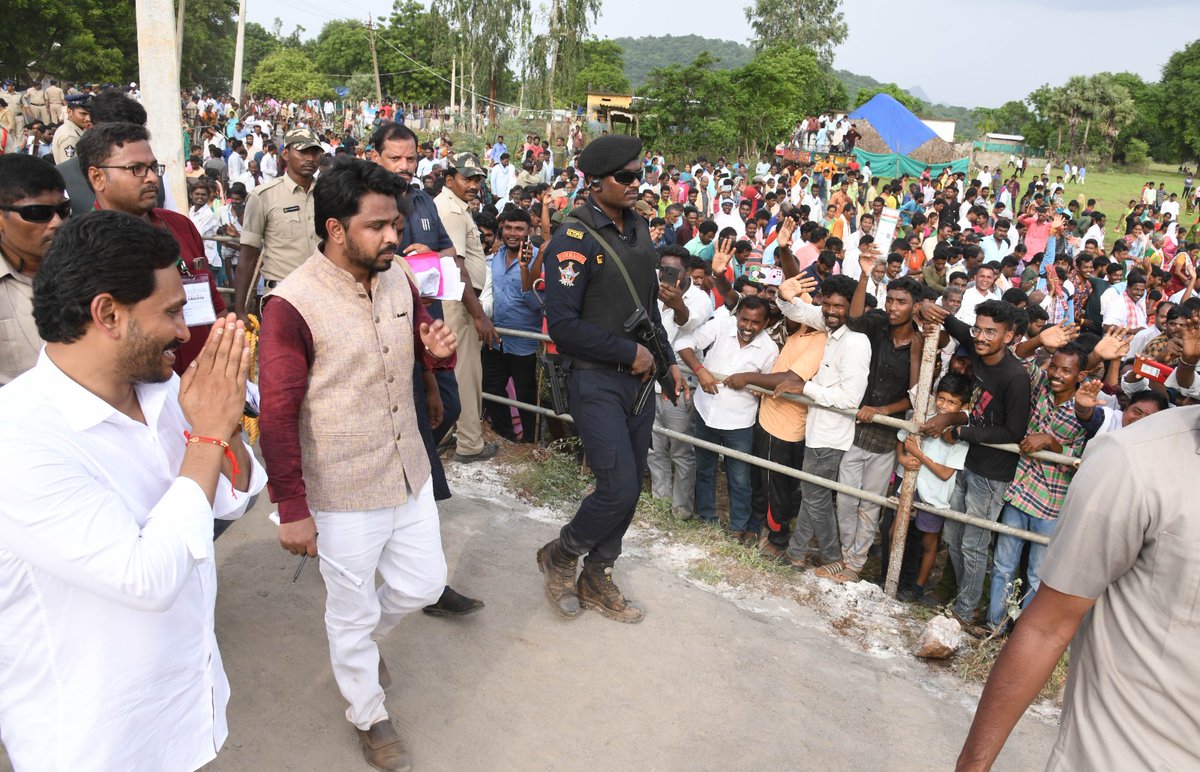 CollectorEluru's tweet image. గోదావరి వరద ప్రభావిత ప్రాంతంలో ప్రజలను పరామర్శించడానికి విచ్చేసిన రాష్ట్ర ముఖ్యమంత్రి వైయస్ జగన్మోహన్ రెడ్డి పర్యటనకు గొమ్ముగూడెం గ్రామస్తుల నుంచి అపూర్వ స్పందన లభించింది.
#gommugudem #Kukkunur #CMJaganmohanreddy #CMVisit #APCMYSJagan
#Eluru  #CollectorEluru #EluruDistrict