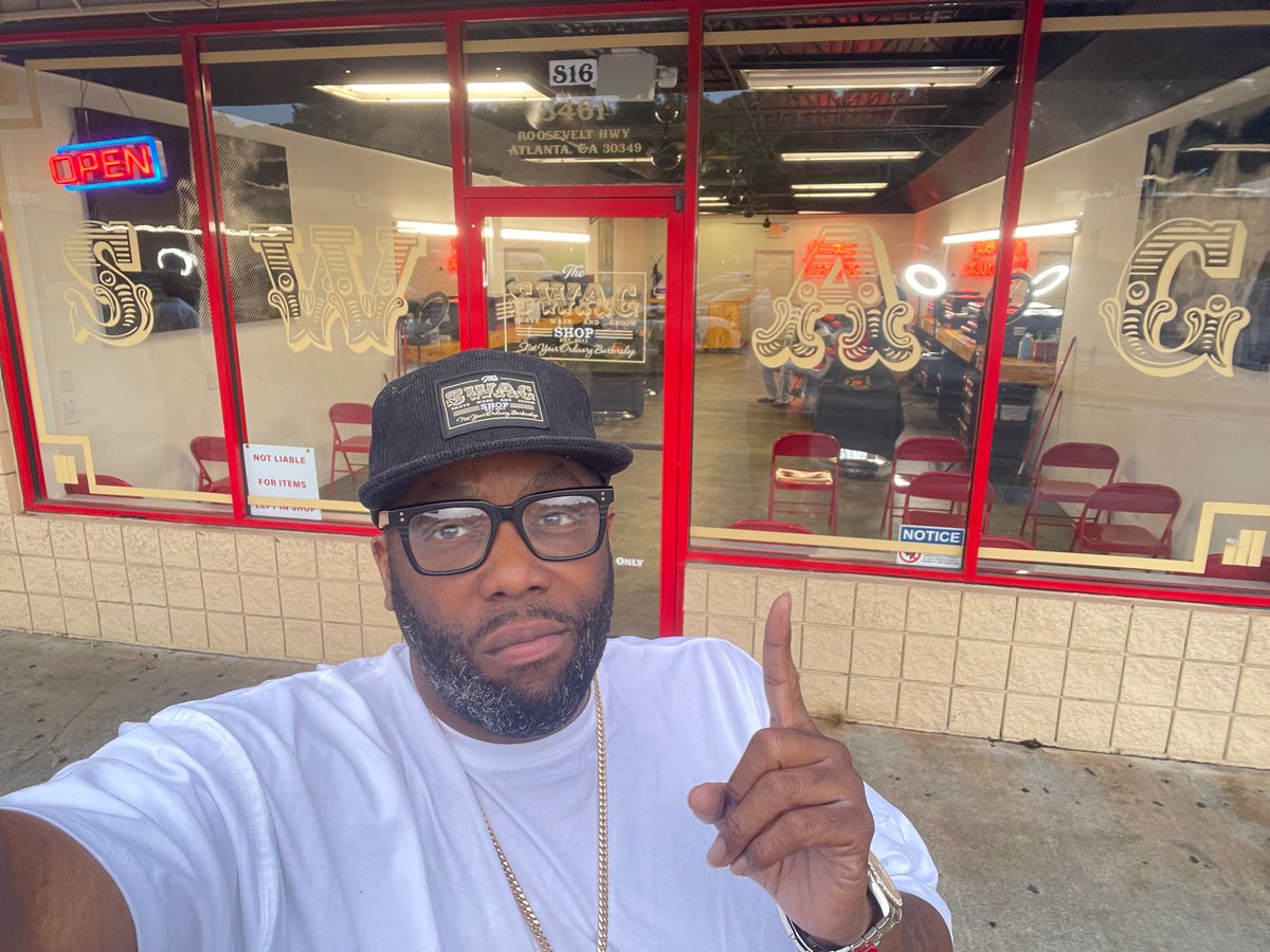 KillerMike's tweet photo. Being a business owner has been a transformative experience that makes me better, gave me greater discipline &amp; grew me as a human being.  #TheSWAGshop.  More stores coming soon AND product too! Salutes Our Barbers and Customers. 💈 🪒 https://t.co/p8YyqRgJ33