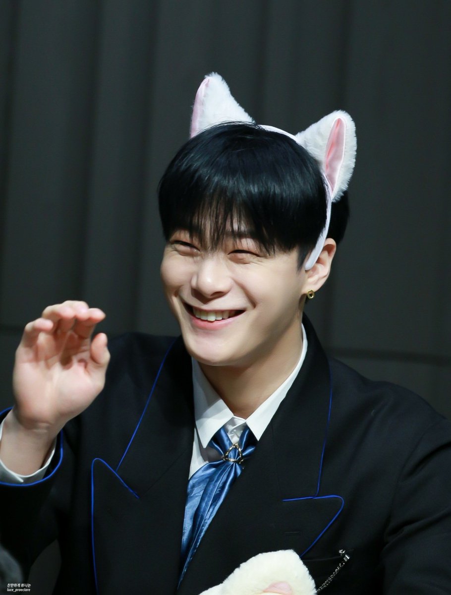 luce_praeclare's tweet photo. #문빈_가수해줘서_고마워 #문빈 #MOONBIN 
해피 아기 고양이의 날
많이 웃을 수 있는 하루가 되길 https://t.co/58W0gPRpfq