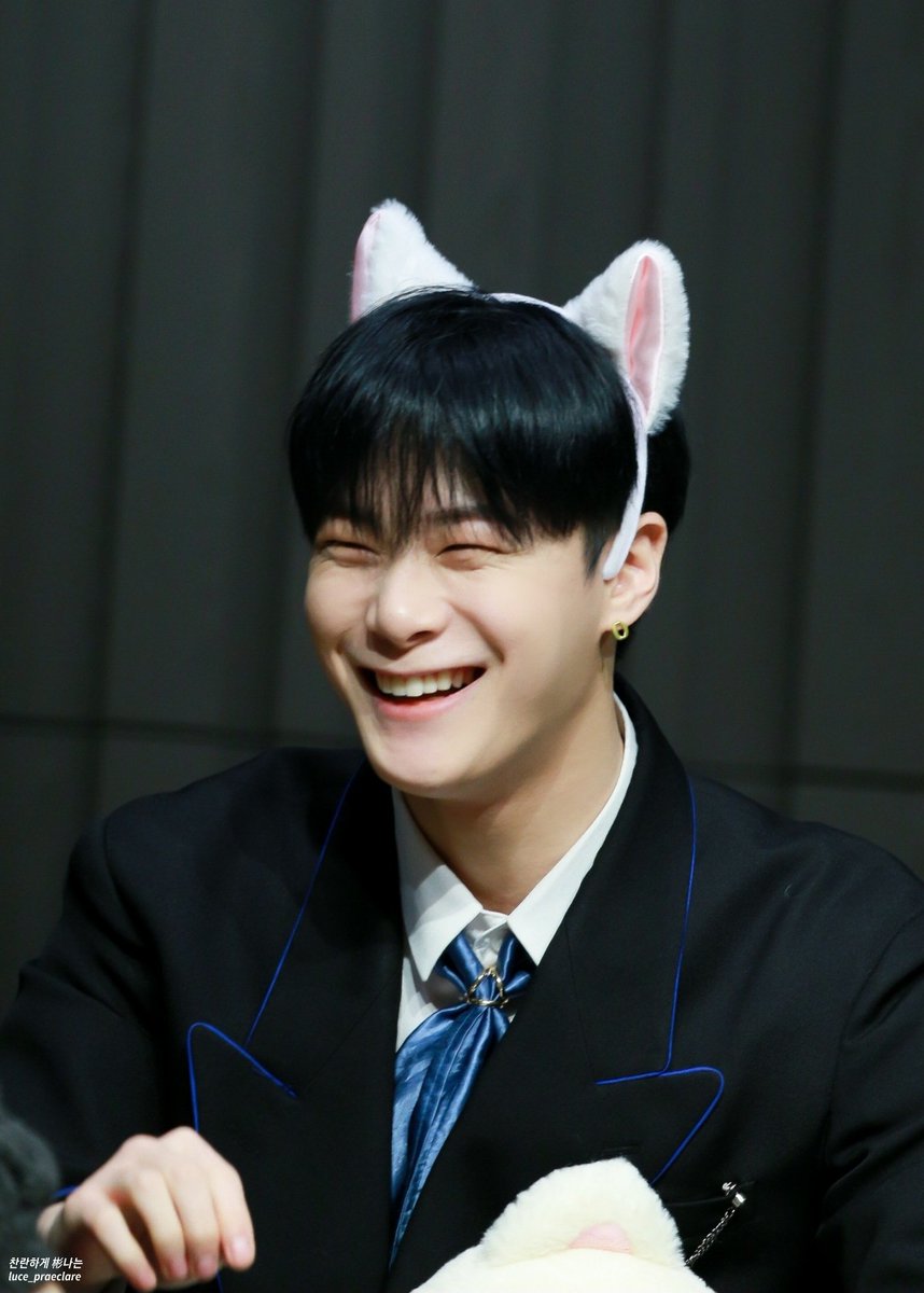 luce_praeclare's tweet photo. #문빈_가수해줘서_고마워 #문빈 #MOONBIN 
해피 아기 고양이의 날
많이 웃을 수 있는 하루가 되길 https://t.co/58W0gPRpfq