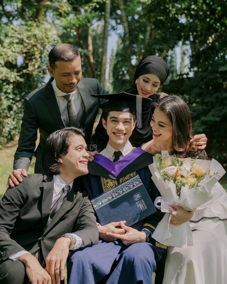 FareesAsrii's tweet image. Alhamdulilah this is for you papa, mama, kakak and abang🤍 #bachelordegree #Firstclass #classof2022