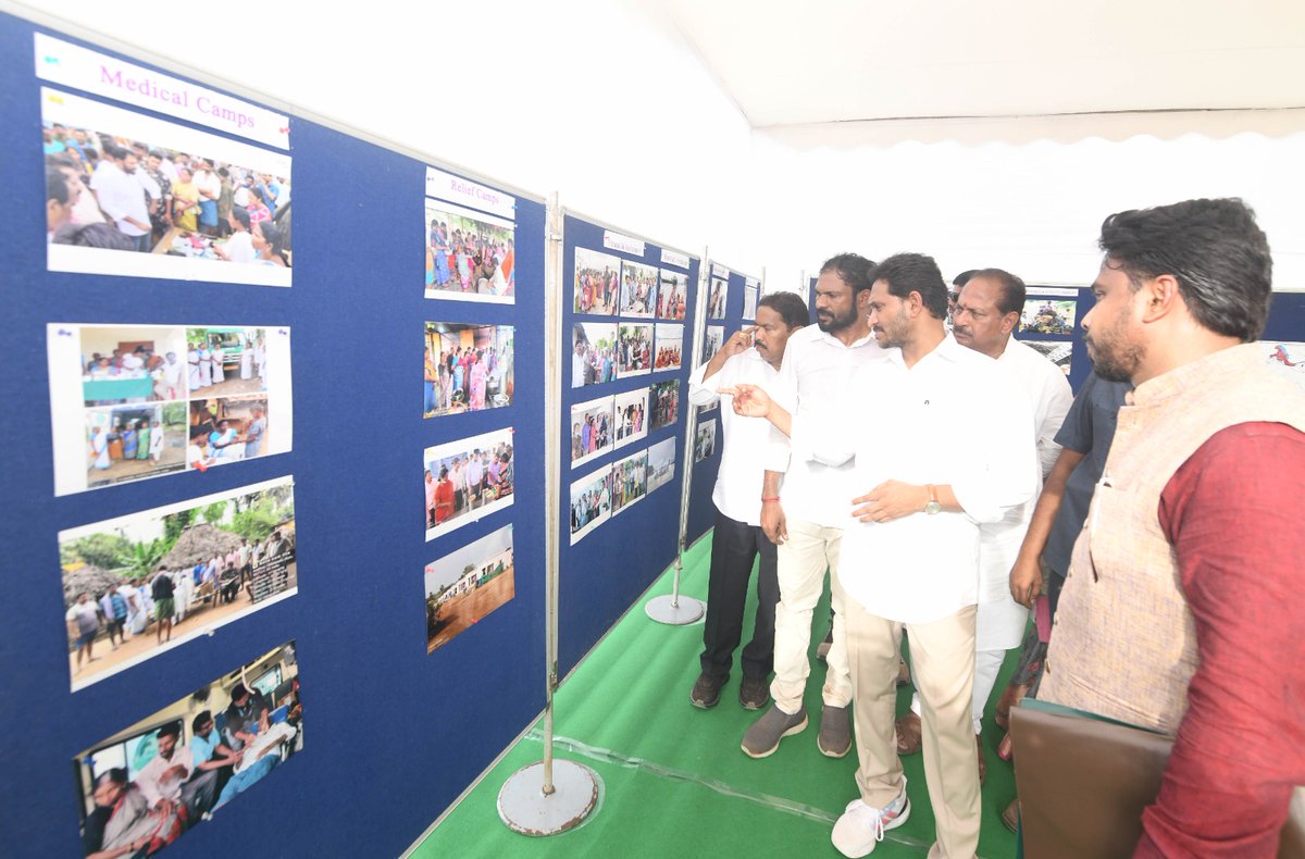 CollectorEluru's tweet image. ఏలూరు జిల్లాలో ఇటీవల సంభవించిన వరద ప్రభావం, సహాయ,, పునరావాసకార్యక్రమాలపై జిల్లా సమాచార శాఖ ఏర్పాటు చేసిన ఫోటో ఎగ్జిబిషన్ ను రాష్ట్ర ముఖ్యమంత్రి వైయస్ జగన్మోహన్ రెడ్డి తిలకించారు.
#gommugudem #Kukkunur #CMJaganmohanreddy #CMVisit #APCMYSJagan #Eluru #CollectorEluru #EluruDistrict