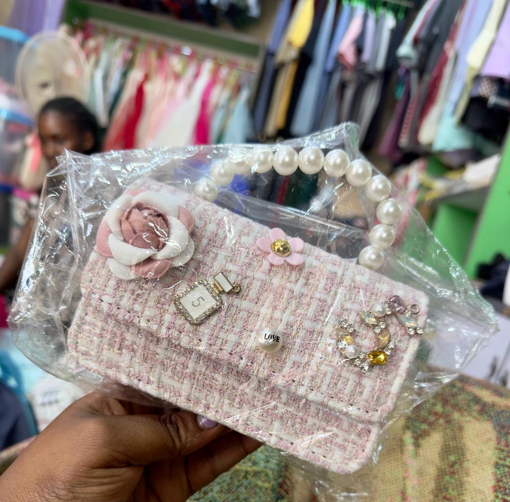 KarishaFashions's tweet photo. A bag that every princess should have. 45,000/= to 50,000/=. Beautiful  dresses too. Visit  our shop in Nyanama next to Benco supermarket . You cam make that order and we deliver -0770610114 https://t.co/pGmiP0k5DF