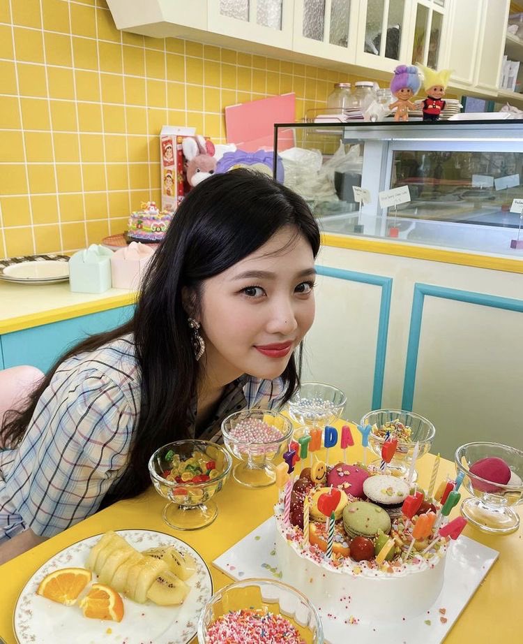 katariela's tweet image. Selamat ulang tahun sayang. Banyak banyak ceria, banyak banyak bahagia. Semoga gak lupa kalau ada banyak juga yang sayang kamu. Banyak banyak sayang kamu. 🤍