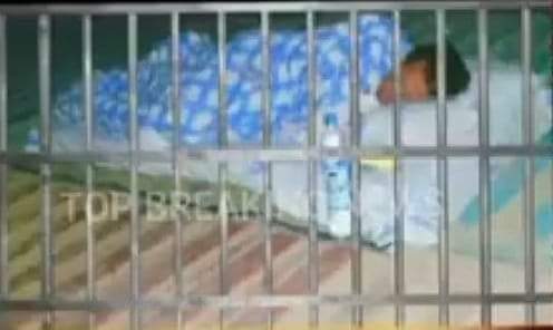 Psychologist111's tweet photo. 3 کینسر ہسپتال بنائے،دو ٹاپ لیول کے یونیورسٹیز بنائیں ،غریبوں کیلیے پناہ گاہیں بنائیں ، قوم کو صحت کارڈ دیا،اسلامو فوبیا پر آواز اٹھائی ،کشمیرمیں انڈیا کے مظالم کو پردہ چاک کیا،پاکستان لوٹنے والے چوروں کو بینقاب کیا۔ آج اسے یہ صلہ دیا گیا 💔 یہی صلہ دیتے ہیں ہم اپنے محسنوں کو .😭 https://t.co/nRnBC4uAr5
