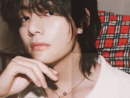 hourlybtshand's tweet photo. LONG HAIR????? HE IS CRAZYYYYY https://t.co/iHZ0ClsJmE