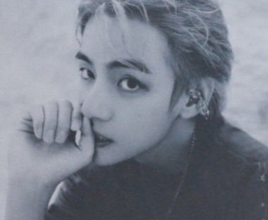 hourlybtshand's tweet photo. LONG HAIR????? HE IS CRAZYYYYY https://t.co/iHZ0ClsJmE