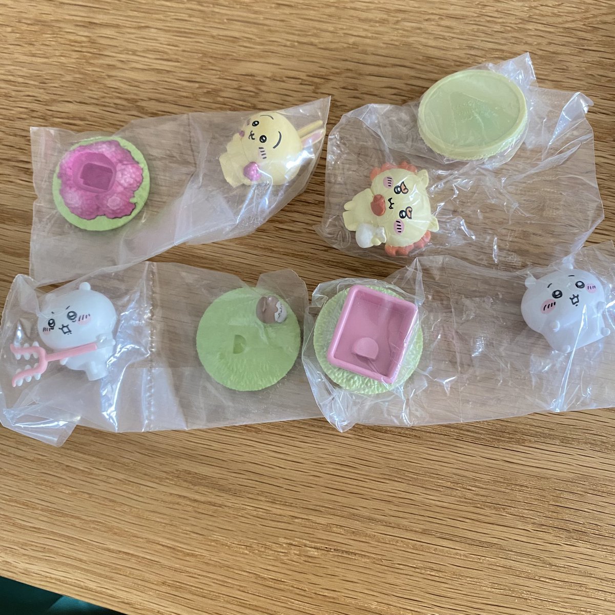 chxxkn's tweet photo. ちいかわ　ヴィネットふれんず　1 or 2

【譲】うさぎ
　　　ちいかわ　2種
　　　シーサー

【求】ハチワレ

梅田での手渡しor 郵送にて交換可能です。

ちいかわ交換　はちわれ https://t.co/9r4ny5cUNw