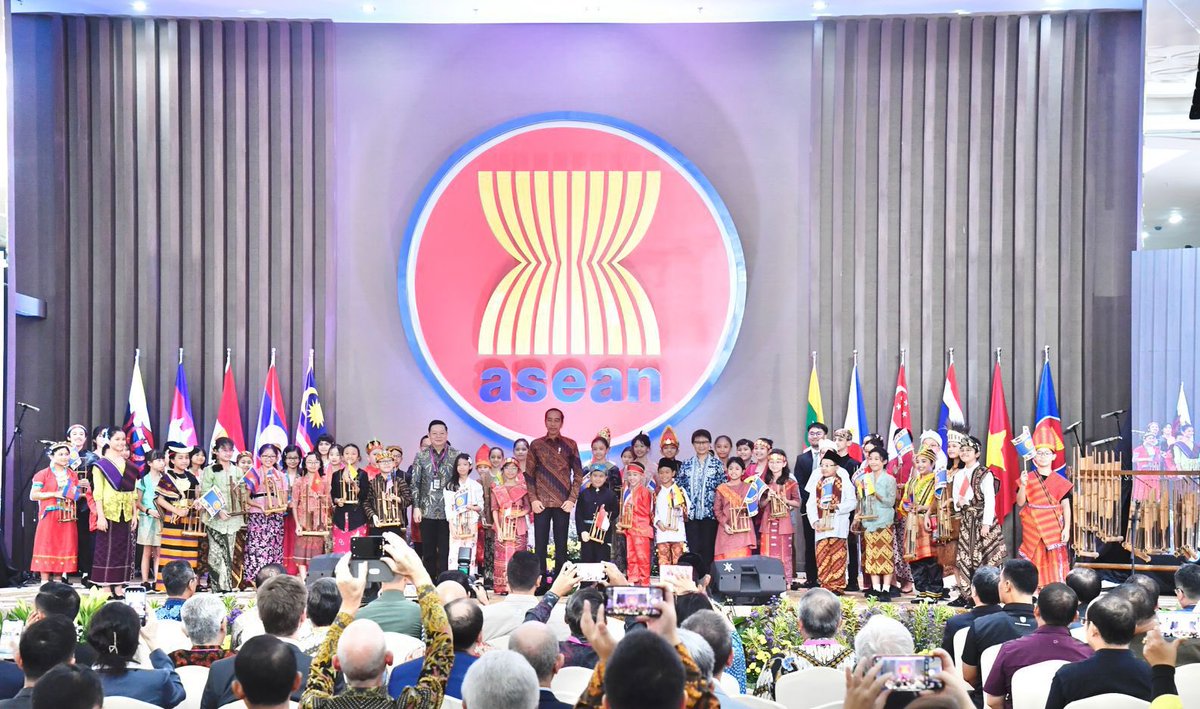 Menlu_RI's tweet photo. Happy 56th ASEAN Day ✨
🇧🇳🇰🇭🇮🇩🇱🇦🇲🇾🇲🇲🇵🇭🇸🇬🇹🇭🇻🇳

“ASEAN, as a one big ship, must continue to sail &amp; move forward… This is our responsibility for hundreds of millions of lives on board…” - President @Jokowi https://t.co/F0FvYkQbmS