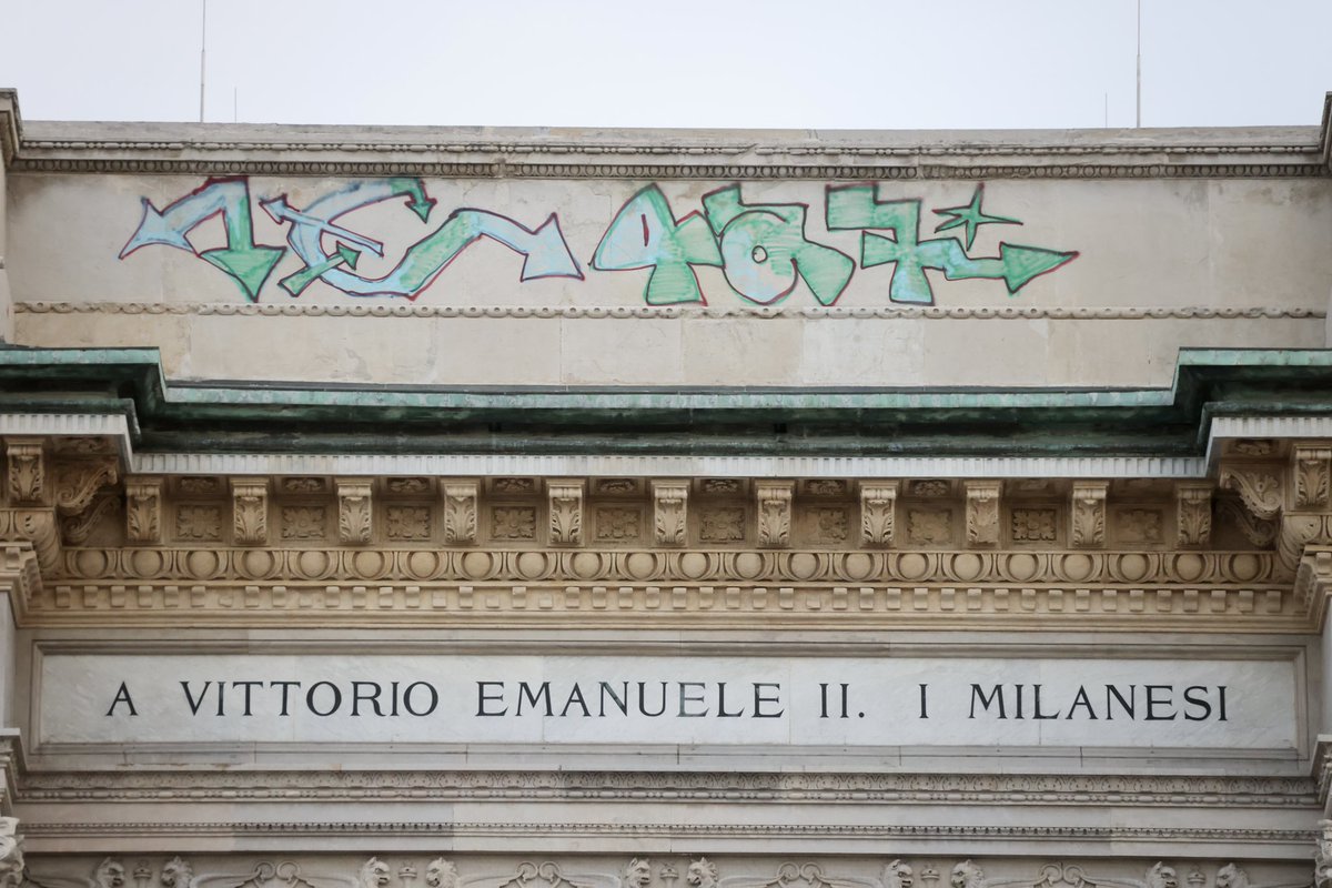 cherchiandrea's tweet photo. Oggi purtroppo il buongiorno non è un granché. La facciata della Galleria Vittorio Emanuele II è stata vandalizzata e appare così … Non era mai successo prima d’ora (foto andrea cherchi) #milano https://t.co/b1ZPv7TQOd