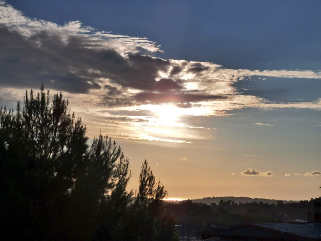 dipego's tweet photo. Dalla visibilità di stamattina direi che l'aria si è cambiata per bene
"l'aria sa da cagnà"
#limpidezza dall'Adriatico, a metà delle #Marche ai Gran Sasso e altri monti dell'#Abruzzo https://t.co/GhWQoSJGSJ