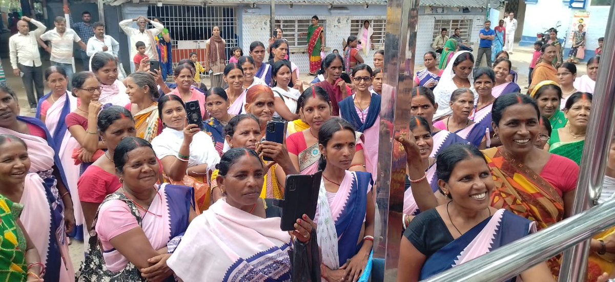 dhirendra_ml's tweet photo. #ASHA_Workers_Strike_Bihar #28thDay Do not treat ASHA as a slave,give them living wage and retirement https://t.co/uMY7iHcUhF send message to Nitish Kumar,because govt is insensitive.Bihar is giving only ₹1000pm as against 4works done!
@officecmbihar 
@yadavtejashwi https://t.co/ypkRzoWXjX