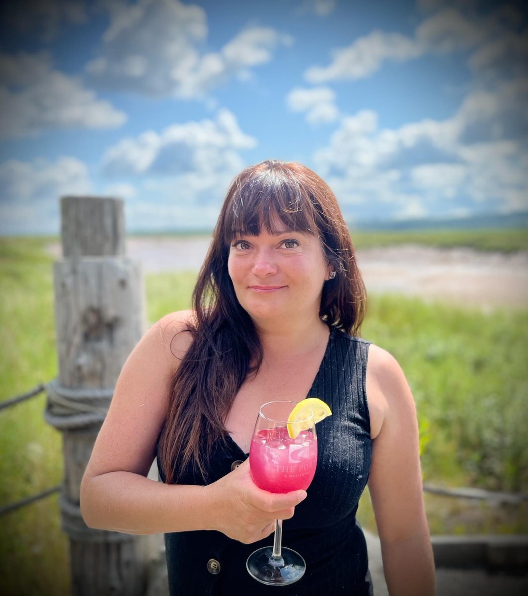 Guess who's aging like fine wine? It's our fabulous server extraordinaire, Courtenay! 🌟🍷 Sending a HUGE shoutout to the one who keeps our food coming, our cocktails shaken, stirred, and absolutely DELICIOUS!
#CheersToCourtenay #BirthdayBashAtThePort #CocktailQueen