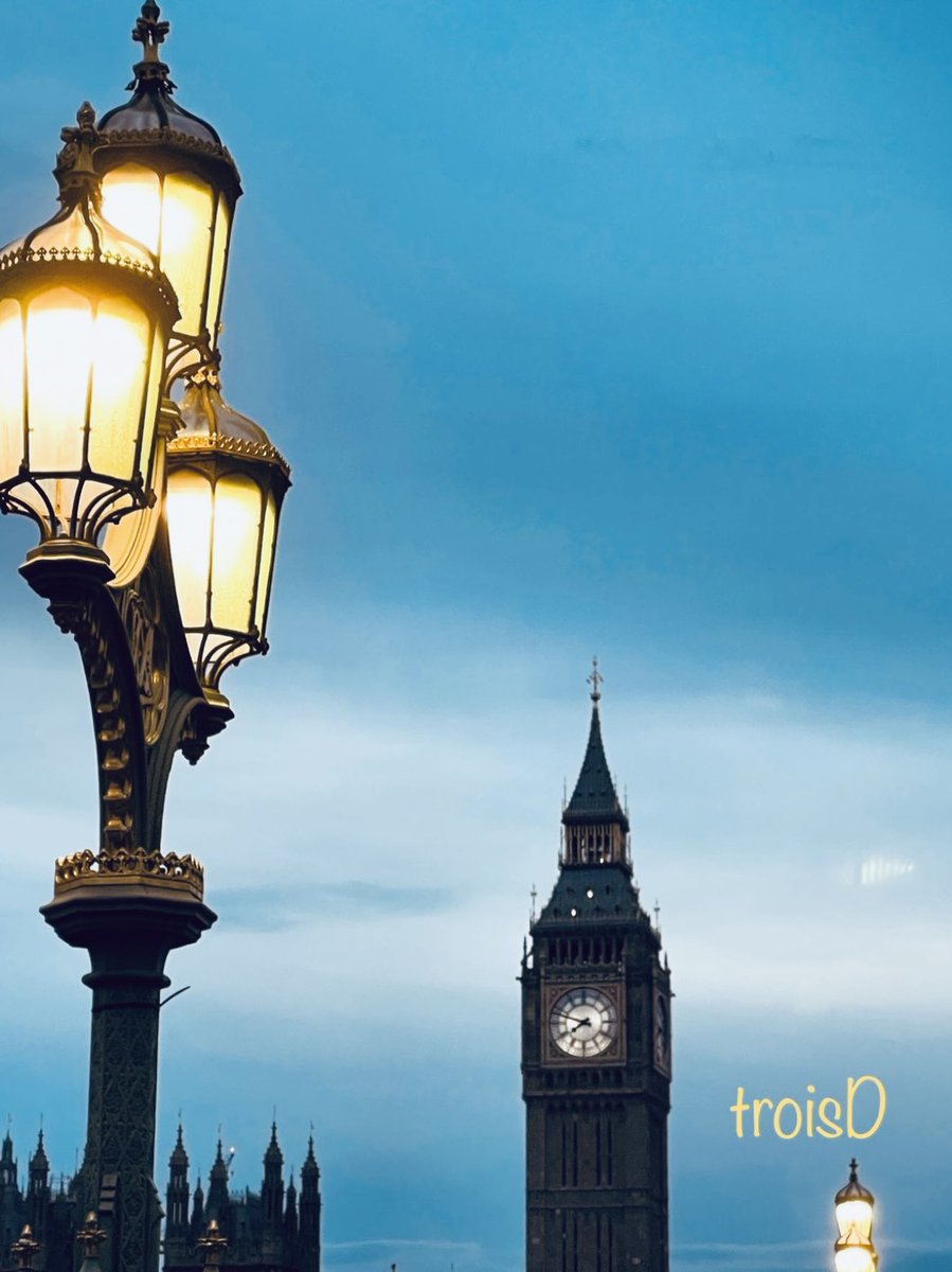 dianne0805's tweet photo. Tuesday Blue…💙💙💙
Sometimes the beautiful blue of an evening sky speaks volumes…💫✨💙
#TuesdayBlue #EveningSky #VictoriaTower #London
#WestminsterBridge https://t.co/Z1JrysaeKc