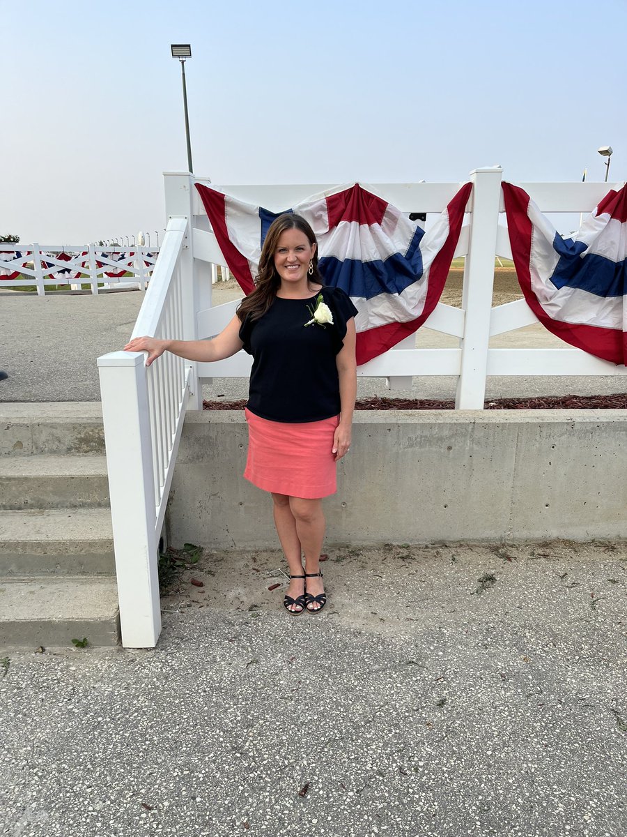 It is always an honour performing the anthems to kick off the Manitoba Derby <a href="/AssiniboiaDowns/">Assiniboia Downs</a> Thank you so much for having me once again!