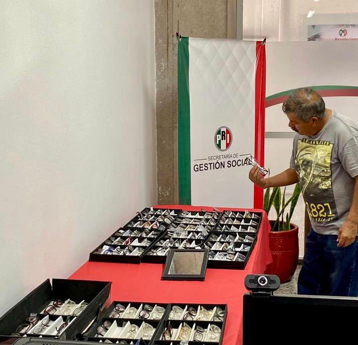 GestionSLPPRI's tweet photo. En PRI San Luis Potosí cuidamos tú Salud, por ello a través de la #SecretariaDeGestionSocial se llevó a cabo la Jornada de Salud Visual #PriMeroTuVista #SomosRevolucionarios 🟢⚪️🔴

@luzelenaarella4 https://t.co/dUTlthPGzi