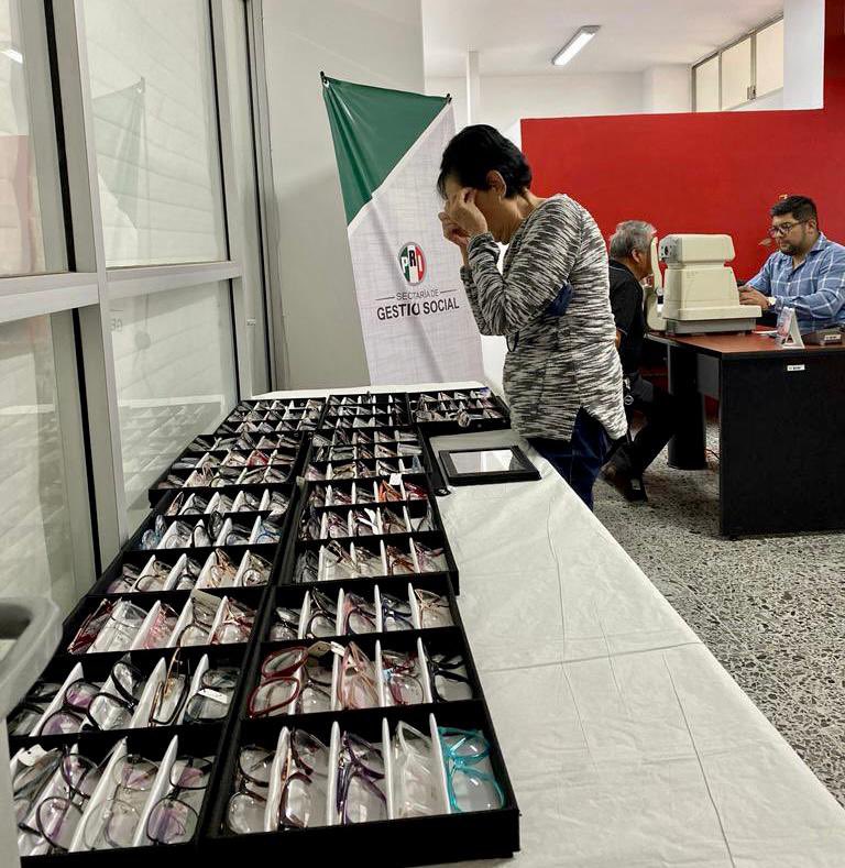 GestionSLPPRI's tweet photo. En PRI San Luis Potosí cuidamos tú Salud, por ello a través de la #SecretariaDeGestionSocial se llevó a cabo la Jornada de Salud Visual #PriMeroTuVista #SomosRevolucionarios 🟢⚪️🔴

@luzelenaarella4 https://t.co/dUTlthPGzi