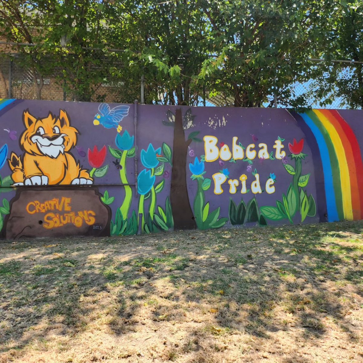 BowieServesDISD's tweet photo. Muchas cosas emocionantes están sucediendo este año pero quizá la más bonita es esté mural. El mural lo completaron maestros artistas y jóvenes de la programa Creative Solutions at Big Thought. Los artistas puso mucho amor y mucho detalle en este hermoso regalo.  #CreateGreat https://t.co/1nTgJDxI4X