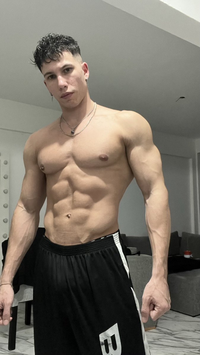 Im online 🥵⬇️

Onlyfans.com/maurifitness