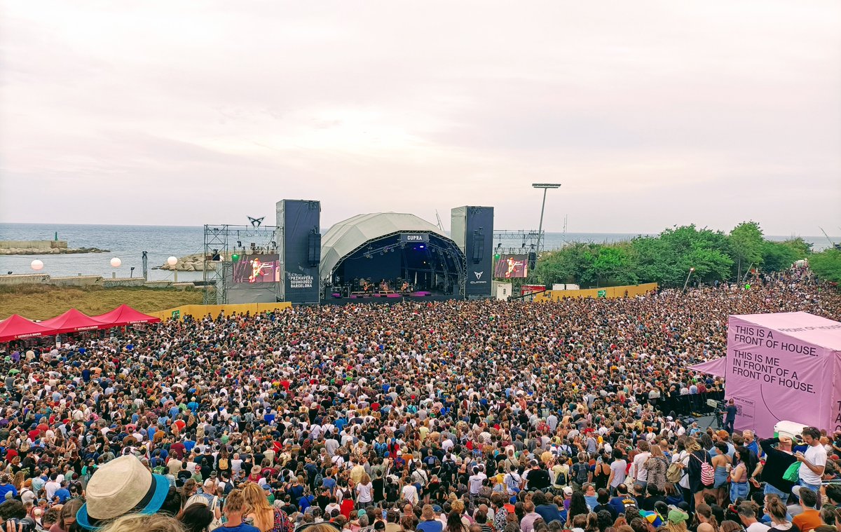 feralayo's tweet photo. 17/ Lima todavía está muy lejos del Primavera Sound. Y aunque suene a pinchaglobos, debemos recordar nuestras carencias para corregirlas

Que el #RoadToPrimavera sea una oportunidad a futuro; no un nuevo nombre para los problemas de siempre. Una oportunidad para mejorar la ciudad https://t.co/jW7IdMm2hA