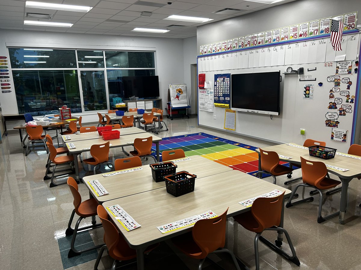 ‘‘Twas the night before Kindergarten… We cannot wait to see Bears in these spaces tomorrow!  🐻💙#BearNation <a href="/SCPSchools/">Stafford Schools</a>