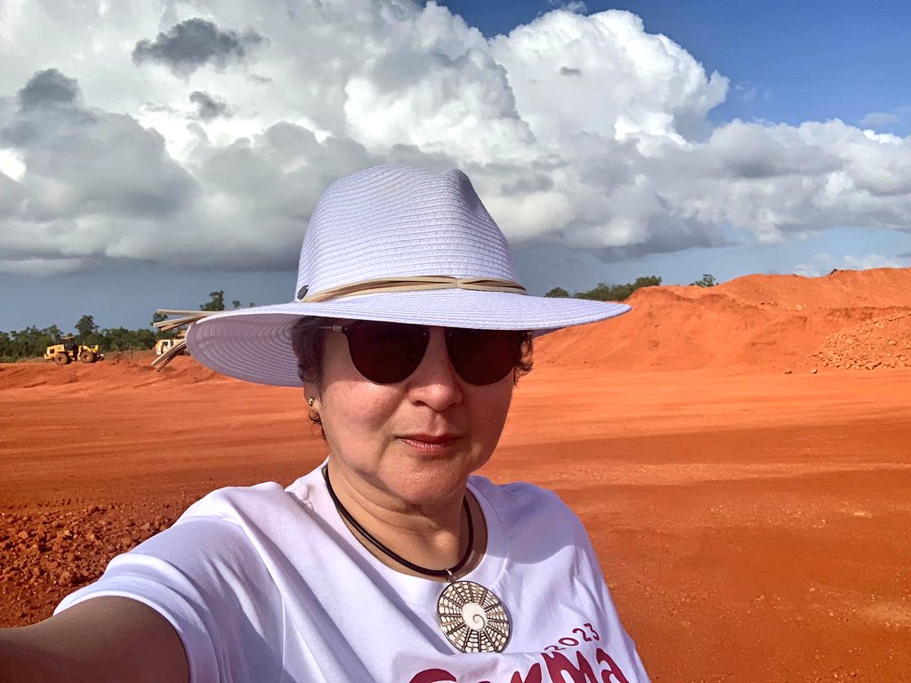 VickiTreadell's tweet photo. 1/2
Outside of #Garma2023 I had the opportunity to see how the #Yolnu people of East Arnhem land are developing their economy by visiting the 1st #indigenous owned & run #bauxite mine. The grey mounds are soil mixed with crushed trees ready for remedial planting (see 2nd video). https://t.co/K0qA4Tvf7M