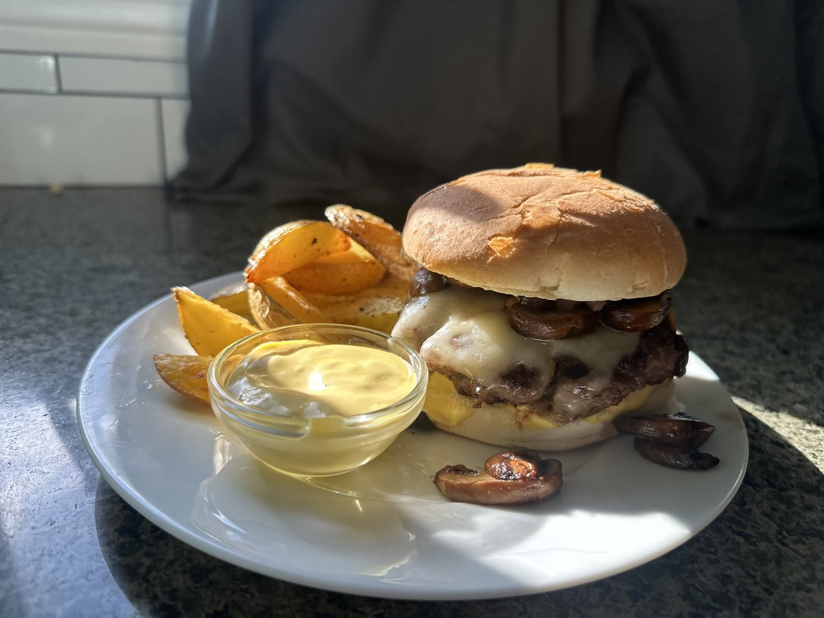Gigz's tweet image. Made this Shroom N’ Swiss Beef Burger which was really good. Shoutout to @HelloFresh for sponsoring the channel

They’re currently offering 16 free meals + free shipping using the link below. Be sure to check it out #HelloFreshPics #ad

strms.net/hellofresh_gigz