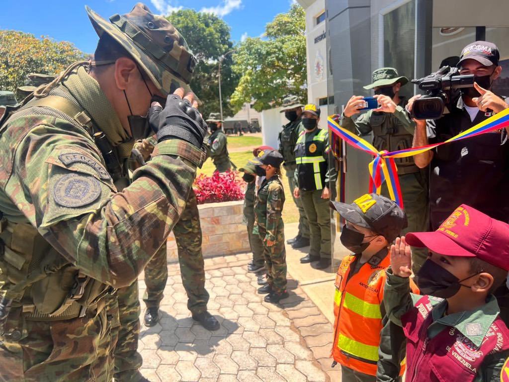 hljohan's tweet photo. Hay que trabajar para hoy y para mañana, para esta generación y para las generaciones patriotas venideras! Hay que sentar sobre bases firmes el futuro grandioso de nuestra patria Bolivariana. La FANB está comprometida con su pueblo. https://t.co/c3j3j3q3s1