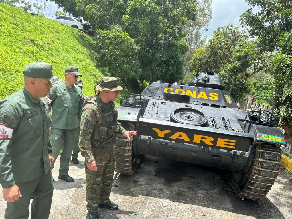 hljohan's tweet photo. Hay que trabajar para hoy y para mañana, para esta generación y para las generaciones patriotas venideras! Hay que sentar sobre bases firmes el futuro grandioso de nuestra patria Bolivariana. La FANB está comprometida con su pueblo. https://t.co/c3j3j3q3s1