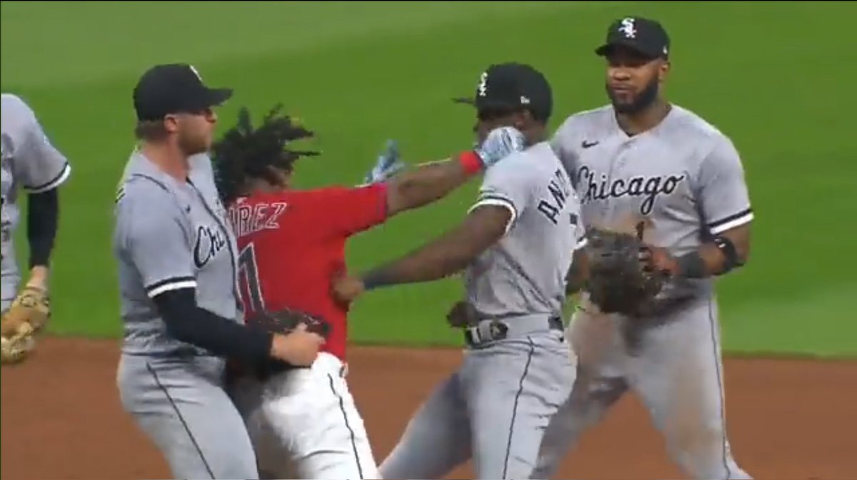 TRMirCat's tweet photo. @3YearLetterman Teammates who breakup fights lead to their teammates getting knocked out. #PerfectDistance https://t.co/H6gYwpmIgq
