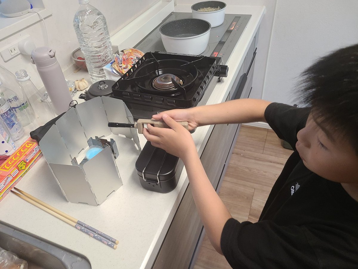 メスティン炊飯の方法
～準備物編～
いるもの
①メスティン
②固形燃料(15分の)
③ゴトク(ポケットストーブとかでOK)
④米
⑤水
⑥タオル
⑦重しになるもの(お皿とかマグカップでも可)
*️⃣風防(あれば)
道具は、すべて100円ショップで揃います。
#キャンプ親父の防災
#消防官の防災
#続くwww