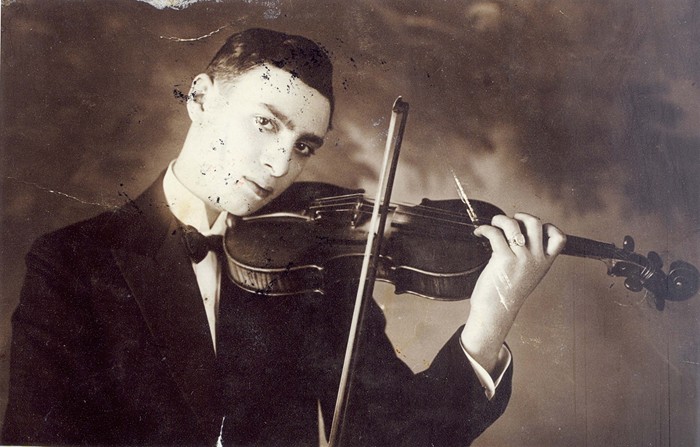 8 August 1908 | A Polish Jew, Yaakov Mozes Lipshitz, was born in Skierniewice. A violinist.

He was deported to #Auschwitz in August 1942. He did not survive.