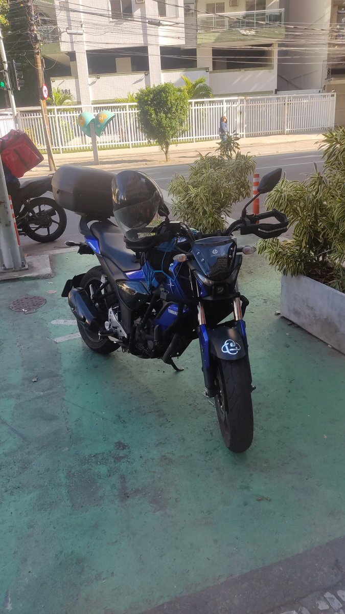 Ollivxr_'s tweet photo. RAPAZIADA ACABARAM DE FURTAR MINHA MOTO AQUI NA CANUTO SARAIVA 11, PLACA RKT9F46 FZ15 YAMAHA MODELO 2023 ELA TEM O ADESIVO DESSA IMAGEM PRETA NO PARALAMA DIANTEIRO https://t.co/LWmBgYs3JZ