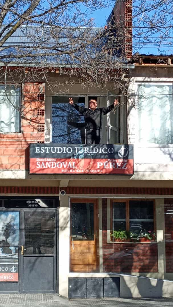 hmercere's tweet photo. El reconocido vecino @danielsanesquel ya está practicando gestos para 2027
#CosasDeEsquel el #HashtagOriginal https://t.co/TXnzLvqhrc