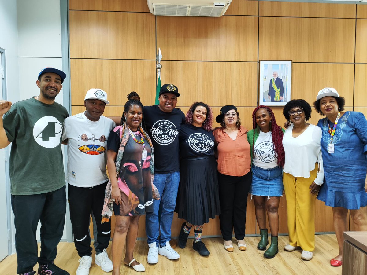 Dia de encontros potentes aqui pela Esplanada. Afinal, hoje celebramos 17 anos da Lei Maria da Penha, que é um marco histórico em nosso país. Pela manhã, recebi lideranças do movimento hip-hop para dialogar sobre parcerias para o enfrentamento à misoginia.