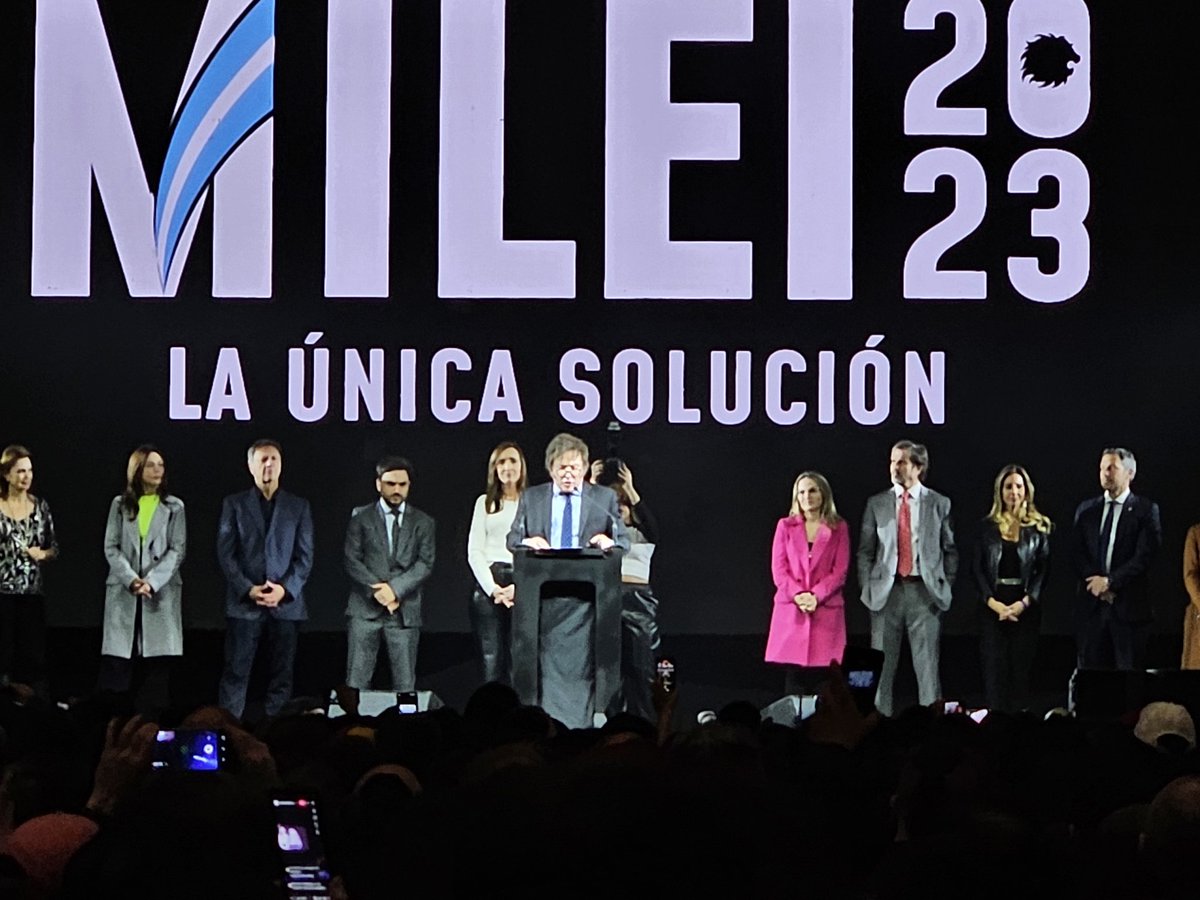 laderechadiario's tweet photo. 🇦🇷 | @JMilei en el cierre de campaña: "No les pido su voto para que me den el poder, si no que les pido su voto para que les pueda devolver el poder y la libertad a ustedes, la gente". https://t.co/6UzaEJXoM6