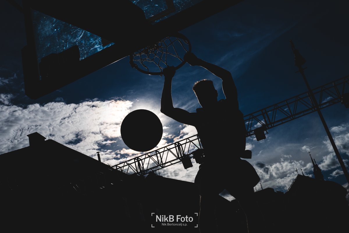 nikbfoto's tweet photo. Popoln (odbit) sončev mrk v Ljubljani ⛹️ 🏀
Odbito na Kongresnem trgu | Extrem & Dunking Devils
#dunking #dunkingdevils
📸 © Nik Bertoncelj https://t.co/tJd9HWatI8