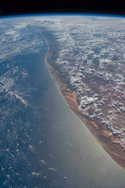 InformaCosmos's tweet photo. La división del mar y la Tierra vista desde el espacio. https://t.co/7bRhihTNPF