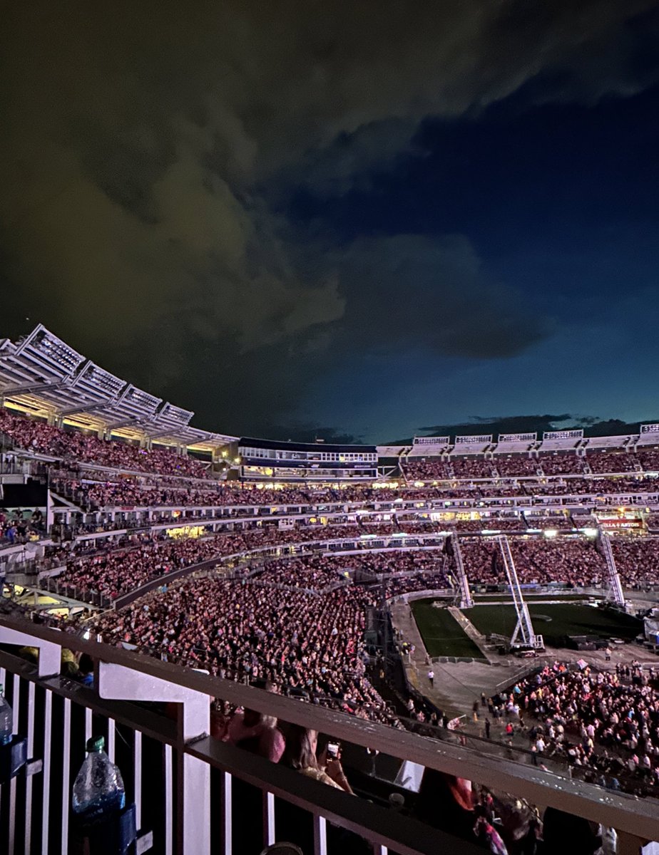 OhHayItsDeb's tweet photo. The sky right now at #NationalsStadium  waiting for @Pink !!!
#SummerCarnivalTour https://t.co/XIXYX3ADly
