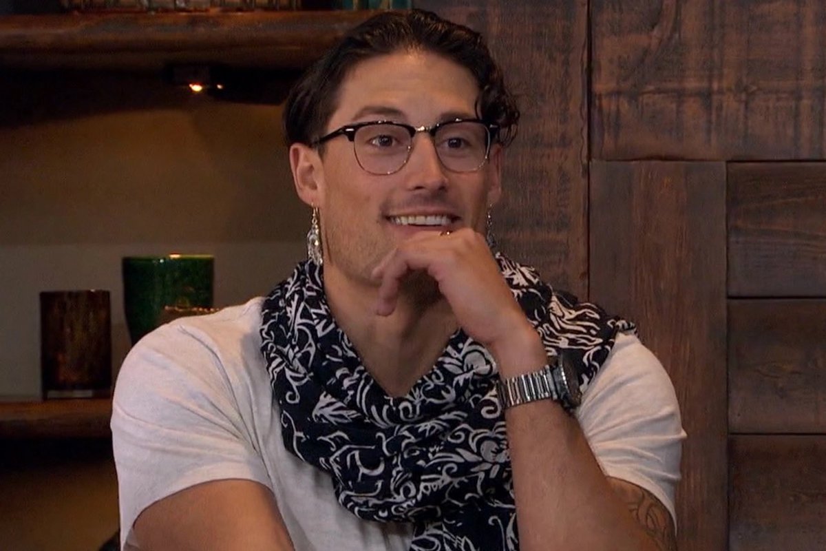 chrissychaaos's tweet photo. I can’t believe the red flags of this season are men who wear funky earrings and knit 

#TheBachelorette #Bachelorette https://t.co/pTrw7N9pj3
