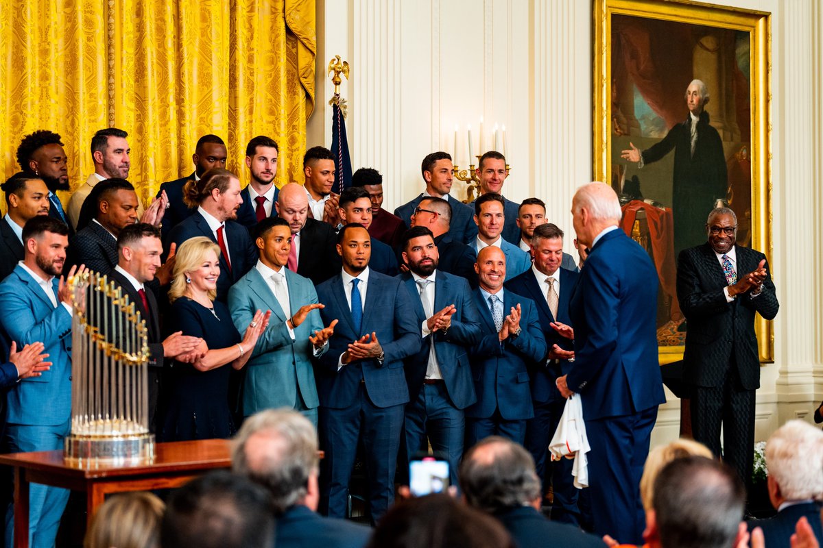 michaelschwab13's tweet photo. George Washington gesturing like "Ladies and gentlemen.. the Houston Astros" https://t.co/Z6BwNOmrhA